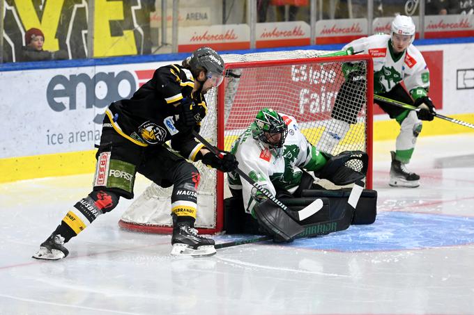 Lukaš Horak je v podaljšku dolgo reševal Olimpijo, v 75. minuti pa ga je ob igralcu več premagal Rick Schofield. | Foto: Foppa Iwan - HC Pustertal