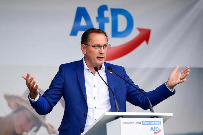 AfD bo na nemških zveznih volitvah verjetno dokaj prepričljivo zmagala na Saškem. Tudi v sosednji Turingiji se lahko zavihti na prvo mesto. Po napovedih se bo dobro odrezala tudi v Brandenburgu, Saški-Anhaltu in Mecklenburgu-Predpomorjanskem, drugod po Nemčiji pa bo volilni izkupiček precej manjši. Na fotografiji je Tino Chrupalla, ki je poleg Alice Weidel letošnji vodilni kandidat AfD. Chrupalla je doma s Saške in je tudi sopredsednik AfD. Rodil se je v lužiškosrbskem kraju Bela Woda, nemško Weißwasser. Pred strankarsko kariero je bil pleskar. | Foto: Reuters