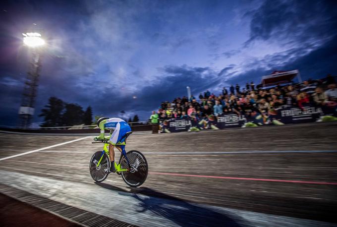 V Češči vasi pri NOvem mestu so se profesionalni in amaterski kolesarji pomerili v najprestižnejši velodromski disciplini - vožnji na eno uro. | Foto: 