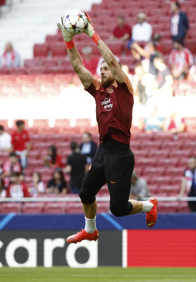 Jan Oblak bo prvič, odkar brani za Atletico, ostal brez spomladanskih nastopov v Evropi. | Foto: Reuters