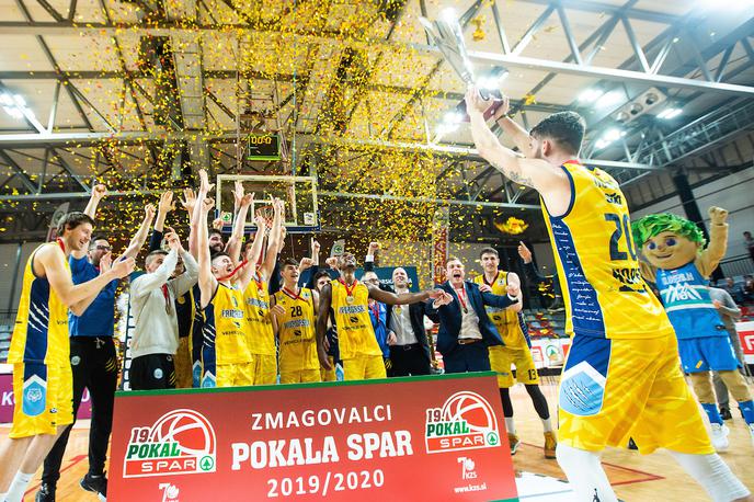 Koper Primorska Cedevita Olimpija | Alen Hodžić je kot kapetan dvignil pokal najboljšega visoko v zrak in izpostavil, kako težko je bilo po turbulentnem obdobju, ki so ga v klubu preživljali. | Foto Grega Valančič/Sportida