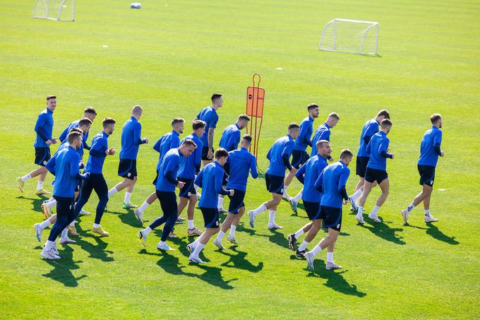 Izbrani vrsti se je namesto poškodovanega Davida Brekala naknadno pridružil branilec Žan Zaletel. | Foto: Vid Ponikvar