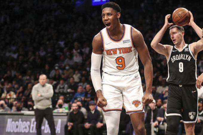 Na newyorškem derbiju sta se pomerila tudi RJ Barrett (New York) in Goran Dragić (Brooklyn). | Foto: Reuters