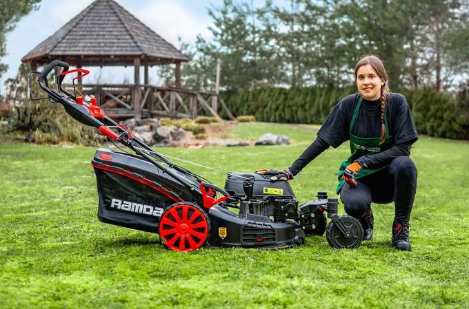 Če zelenici okrog hiše ne namenjamo redne košnje, bo hitro podivjala. | Foto: Eurogarden in Ramda