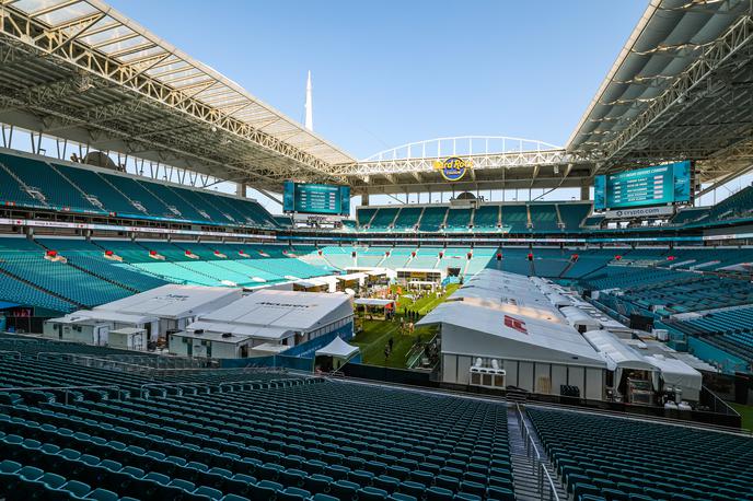 Miami stadion Hard Rock | Nekaj bivalnikov ekip so postavili kar na zelenico stadiona Hard Rock. | Foto Guliver Image