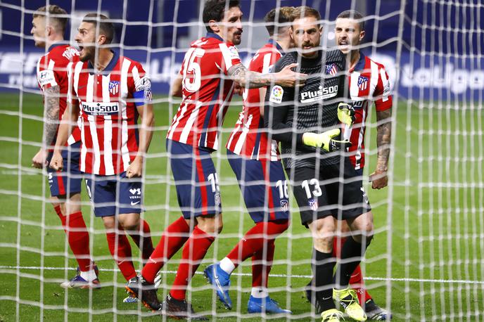 Jan Oblak Atletico Alaves | Soigralci so po ubranjeni 11-metrovki stekli v objem in čestitali Janu Oblaku. | Foto Reuters