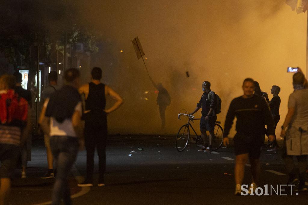 Nasilni protesti proti ukrepom vlade.