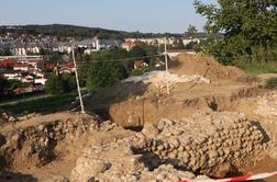 Na ptujski panorami arheologi odkrili obrambni zid in svetišče #foto #video