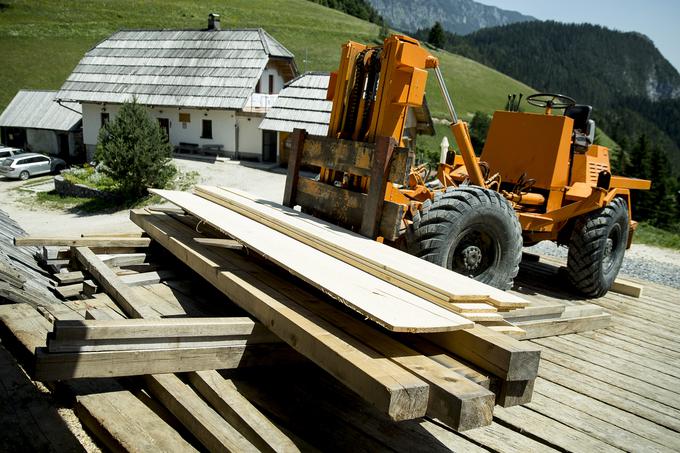 Nekaj lesa jim zrežejo in ga uporabijo doma, večino pa prodajo. Na njihovo kmetijo lahko pripeljejo tudi vlačilci, ki odpeljejo hlode. | Foto: Ana Kovač