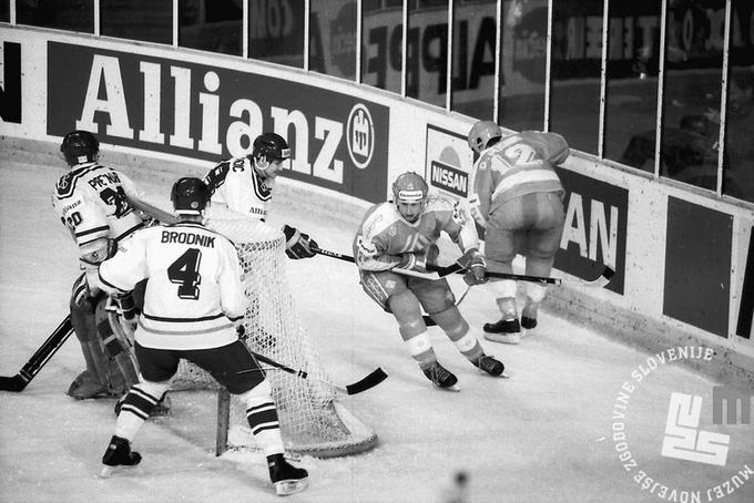 34. svetovno prvenstvo skupine B v hokeju na ledu je bilo v Ljubljani in Jesenicah. V tej skupini je igrala tudi reprezentanca Jugoslavije. | Foto: Muzej novejše zgodovine Slovenije