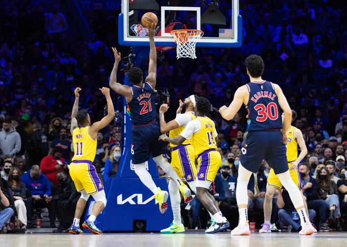 Joel Embiid je proti LA Lakers dosegel 26 točk. | Foto: Reuters