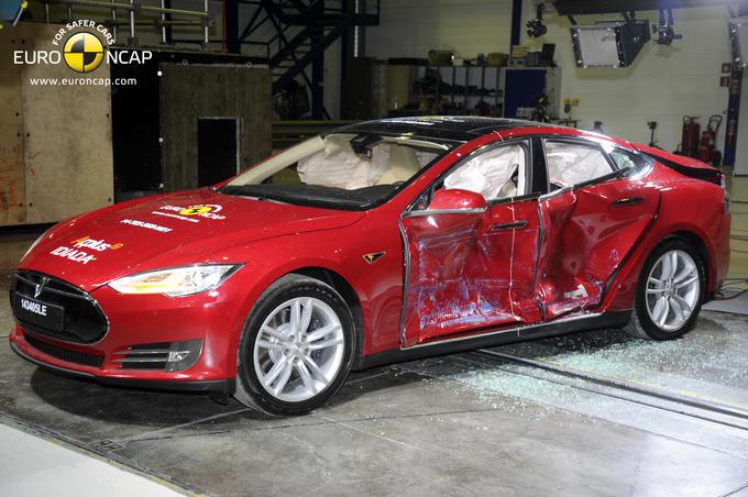 Tesla S se je izkazala z dobro zaščito tudi pri bočnem trku, kjer je osvojila vse mogoče točke pri zaščiti odraslih potnikov. Pri tem je dobro ščitila vse dele njihovih teles. Testi so pokazali še dobro zaščito vratu potnikov v obeh sedežnih vrstah pri naletu od zadaj. | Foto: EuroNCAP