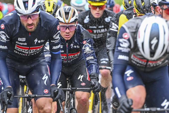 Remco Evenepoel kolesari v glavnini, ki ima 80 kilometrov pred ciljem dobro minuto zaostanka. | Foto: Guliverimage